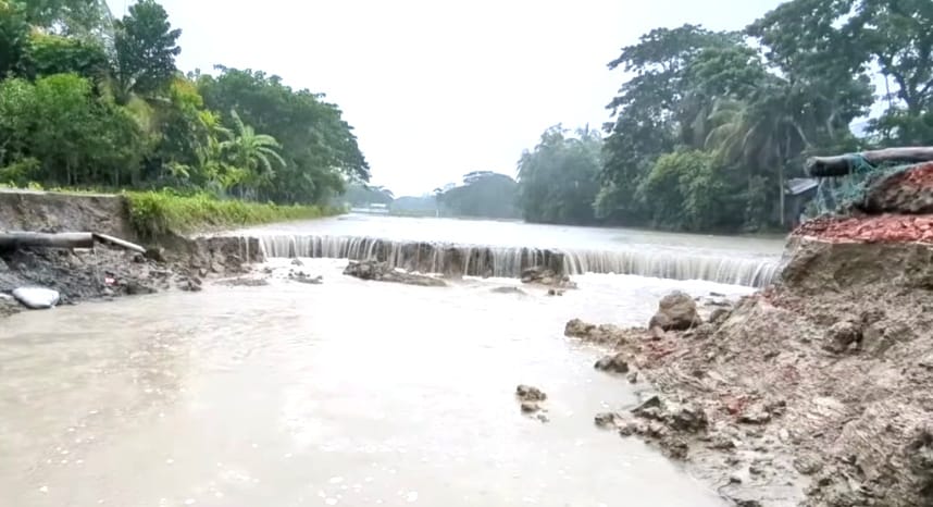 জোয়ারের তোড়ে ভেসে গেল সড়ক, দুর্ভোগে ২০ হাজার বাসিন্দা